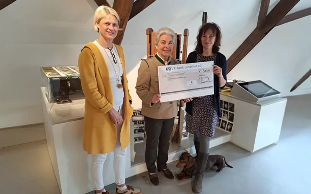 Kastulus-Bader-Stiftung übergab 500 Euro für Kunstverein